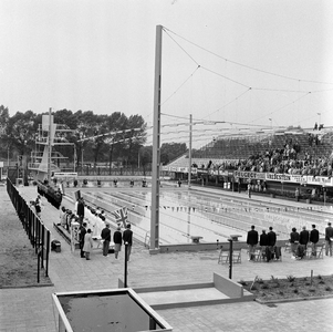 128645 Gezicht op het wedstrijdbad van het zwembad Den Hommel (Kennedylaan 5) te Utrecht, tijdens de officiële opening ...